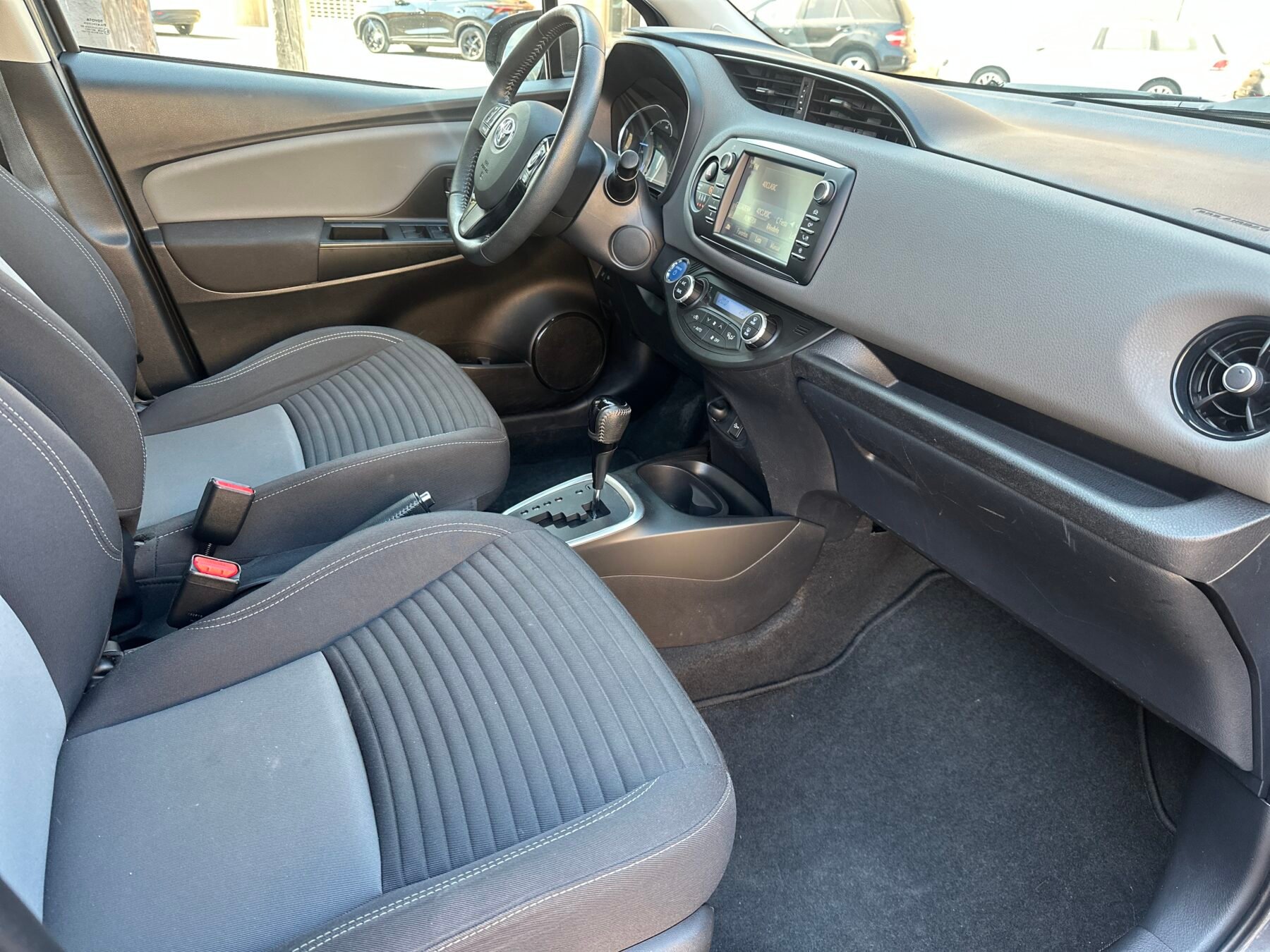 TOYOTA YARIS HYBRID